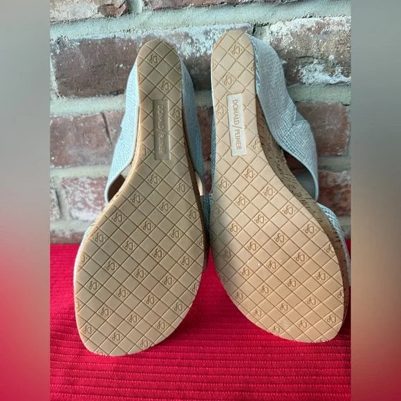 Donald Pliner Gretta Silver Sandal 9M NWOT - Picture 4 of 7